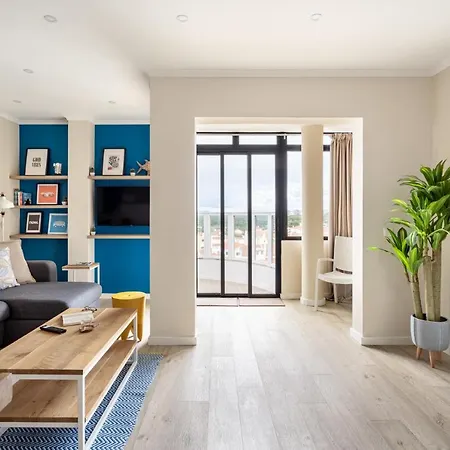 아파트 Stylish Flat With Balcony Overlooking The Sea