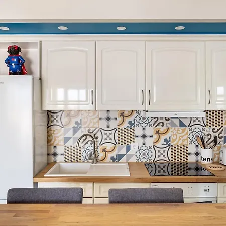 Stylish Flat With Balcony Overlooking The Sea 아파트