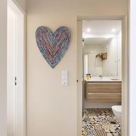 Stylish Flat With Balcony Overlooking The Sea 아파트 *