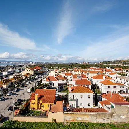 Stylish Flat With Balcony Overlooking The Sea *