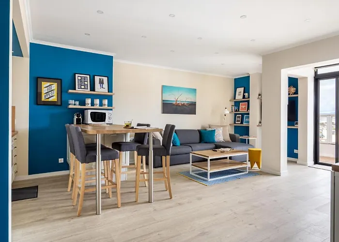 Stylish Flat With Balcony Overlooking The Sea Apartment